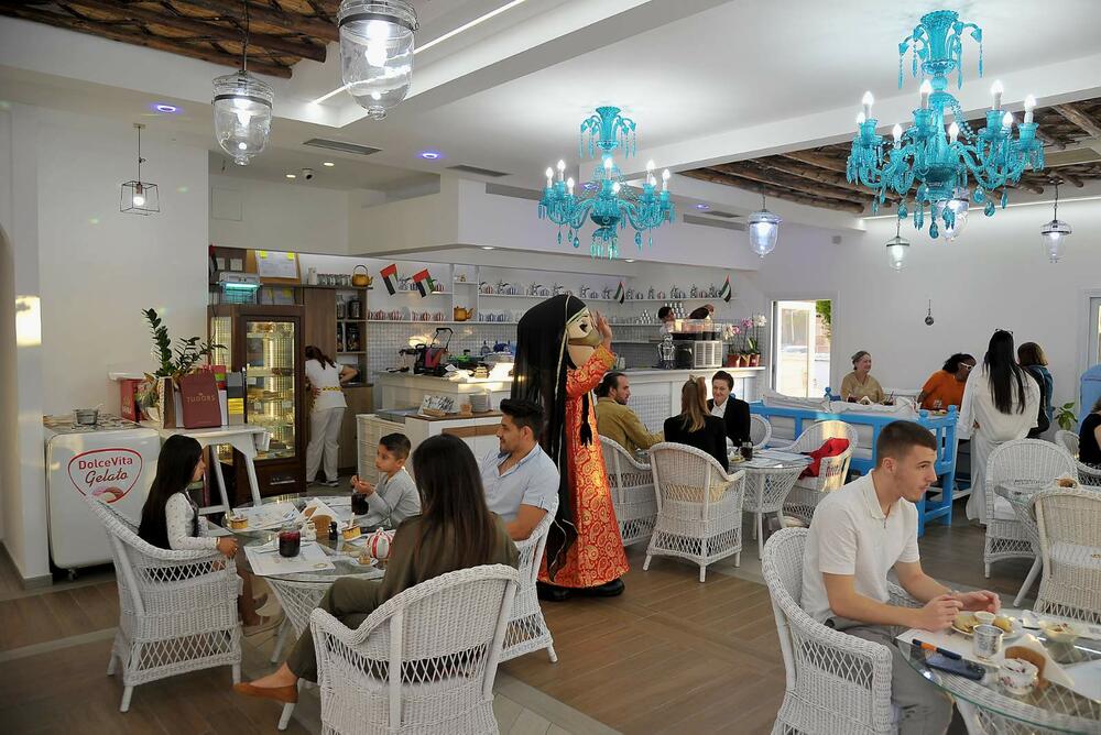 <p>Arabian Tea House je 25. maja zvanično otvorio vrata svoje nove lokacije, na Bulevaru Knjaza Danila br 34, zadržavajući srž svega što je ovo mjesto činilo posebnim – autentičnu atmosferu, toplinu doma i ljubav koja se osjeća u svakom detalju.</p>