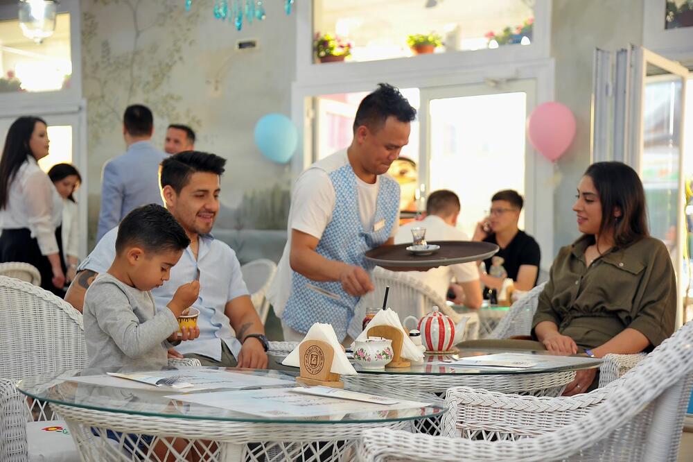 <p>Arabian Tea House je 25. maja zvanično otvorio vrata svoje nove lokacije, na Bulevaru Knjaza Danila br 34, zadržavajući srž svega što je ovo mjesto činilo posebnim – autentičnu atmosferu, toplinu doma i ljubav koja se osjeća u svakom detalju.</p>