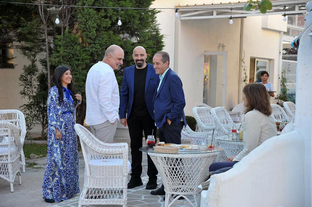 <p>Arabian Tea House je 25. maja zvanično otvorio vrata svoje nove lokacije, na Bulevaru Knjaza Danila br 34, zadržavajući srž svega što je ovo mjesto činilo posebnim – autentičnu atmosferu, toplinu doma i ljubav koja se osjeća u svakom detalju.</p>