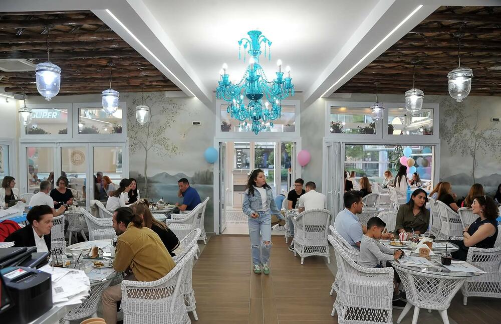 <p>Arabian Tea House je 25. maja zvanično otvorio vrata svoje nove lokacije, na Bulevaru Knjaza Danila br 34, zadržavajući srž svega što je ovo mjesto činilo posebnim – autentičnu atmosferu, toplinu doma i ljubav koja se osjeća u svakom detalju.</p>