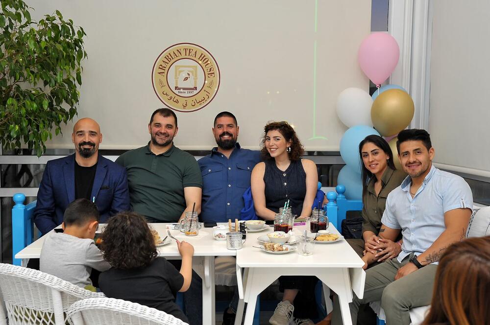 <p>Arabian Tea House je 25. maja zvanično otvorio vrata svoje nove lokacije, na Bulevaru Knjaza Danila br 34, zadržavajući srž svega što je ovo mjesto činilo posebnim – autentičnu atmosferu, toplinu doma i ljubav koja se osjeća u svakom detalju.</p>