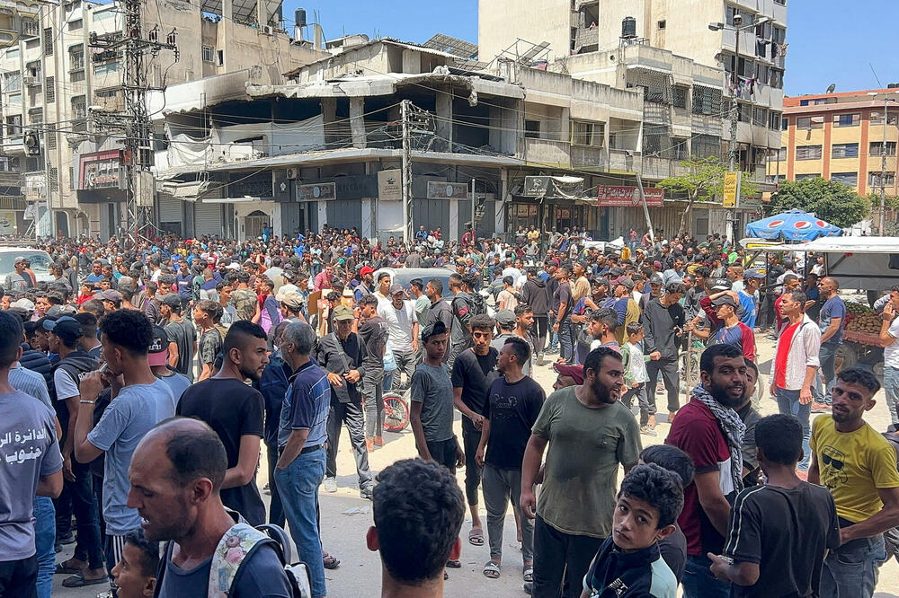 Palestinci u Gazi čekaju pomoć, Foto: Reuters