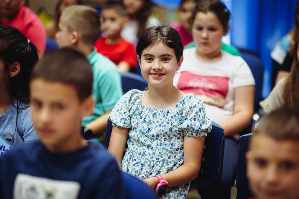 <p>U saopštenju se navodi da je 50-ak učenika Osnovne škole "Vuko Jovović" iz Danilovgrada imalo priliku da učestvuje u nesvakidašnjoj edukativnoj avanturi kroz mini sajam država članica EU, koji su činile ambasade Bugarske, Češke, Francuske, Grčke, Hrvatske, Mađarske, Njemačke, Poljske, Rumunije i Slovenije, te da su djeca otkrivala zanimljivosti o kulturama, jezicima i običajima ovih zemalja</p>