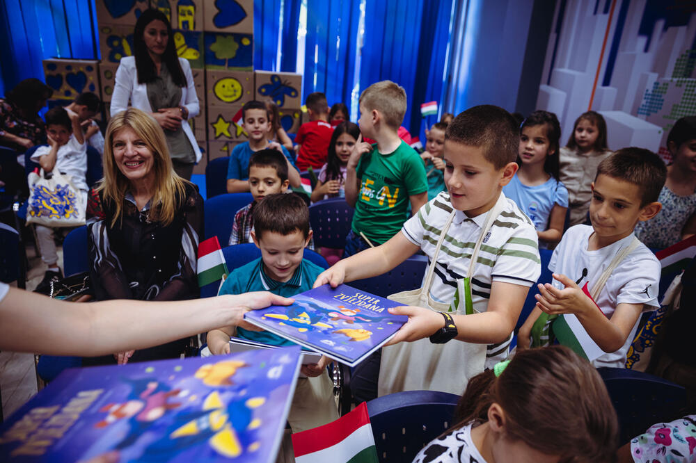 <p>U saopštenju se navodi da je 50-ak učenika Osnovne škole "Vuko Jovović" iz Danilovgrada imalo priliku da učestvuje u nesvakidašnjoj edukativnoj avanturi kroz mini sajam država članica EU, koji su činile ambasade Bugarske, Češke, Francuske, Grčke, Hrvatske, Mađarske, Njemačke, Poljske, Rumunije i Slovenije, te da su djeca otkrivala zanimljivosti o kulturama, jezicima i običajima ovih zemalja</p>