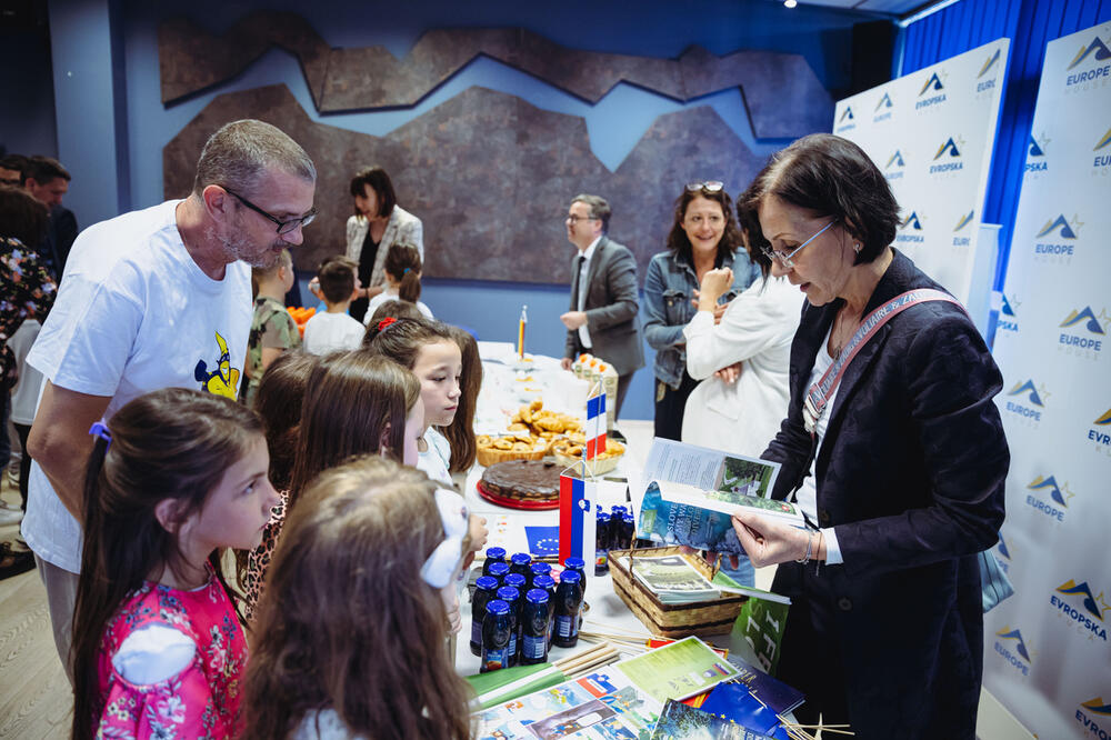 <p>U saopštenju se navodi da je 50-ak učenika Osnovne škole "Vuko Jovović" iz Danilovgrada imalo priliku da učestvuje u nesvakidašnjoj edukativnoj avanturi kroz mini sajam država članica EU, koji su činile ambasade Bugarske, Češke, Francuske, Grčke, Hrvatske, Mađarske, Njemačke, Poljske, Rumunije i Slovenije, te da su djeca otkrivala zanimljivosti o kulturama, jezicima i običajima ovih zemalja</p>