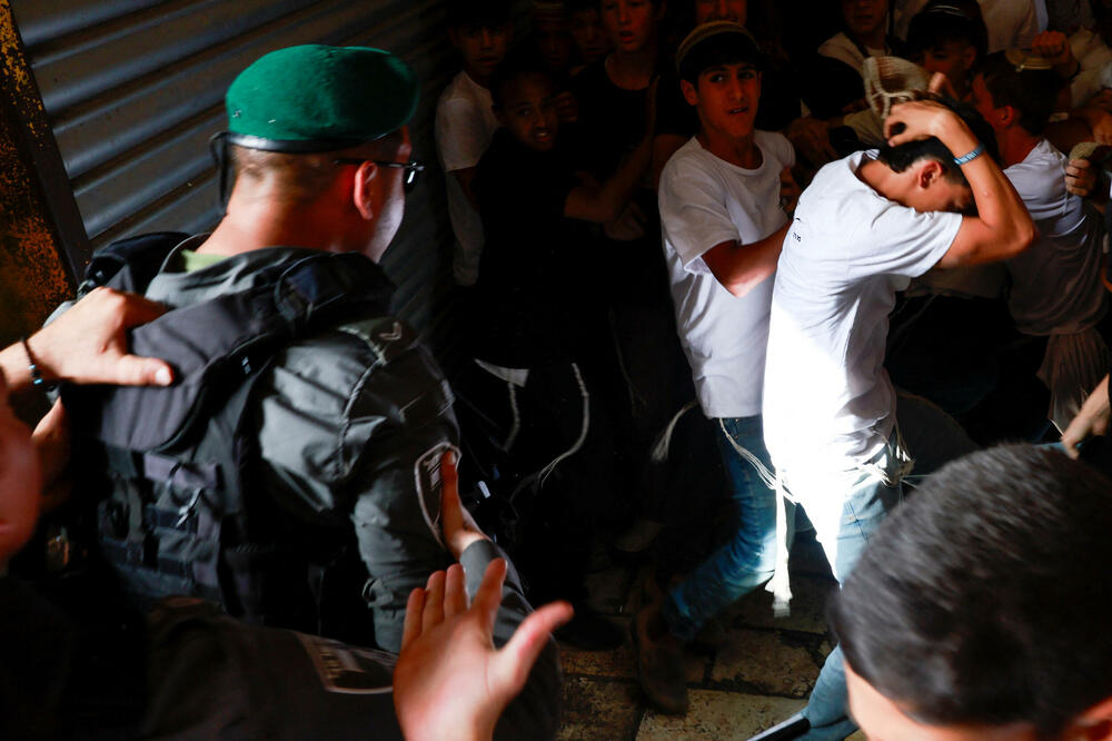 <p>Palestinski prodavci zatvorili su radnje ranije i policija je postavljena duž uskih sokaka uoči marša koji se često pretvara u glasnu i ponekad nasilnu povorku ultranacionalističkih Jevreja</p>