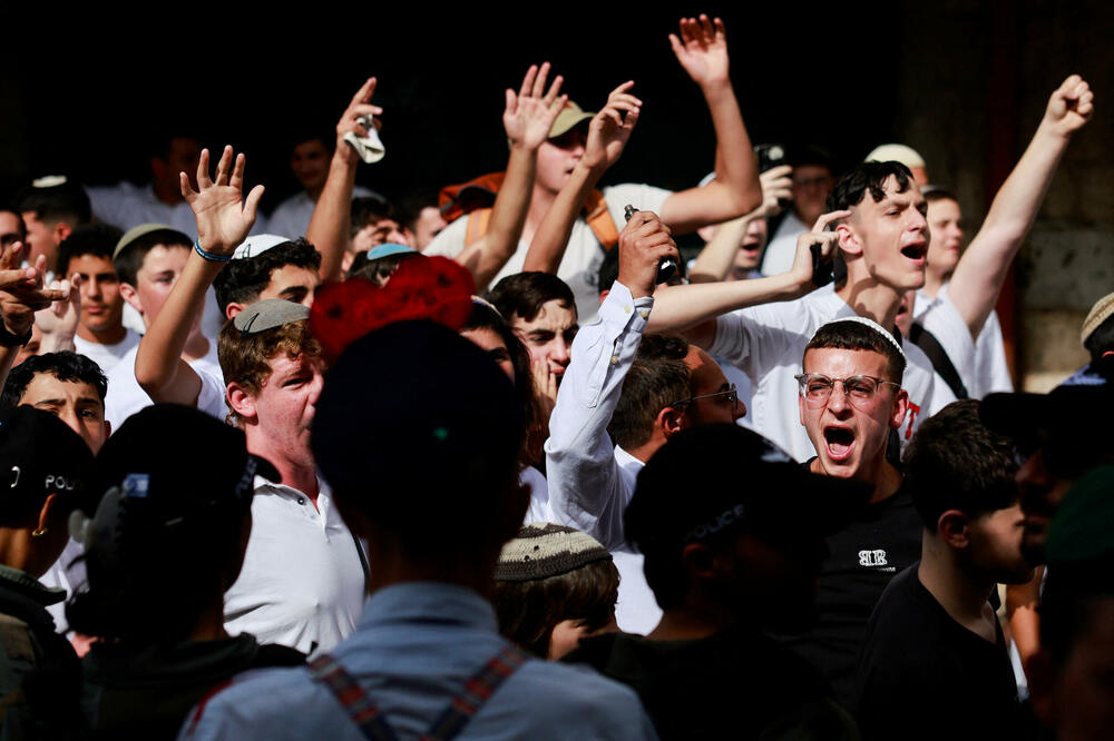 <p>Palestinski prodavci zatvorili su radnje ranije i policija je postavljena duž uskih sokaka uoči marša koji se često pretvara u glasnu i ponekad nasilnu povorku ultranacionalističkih Jevreja</p>
