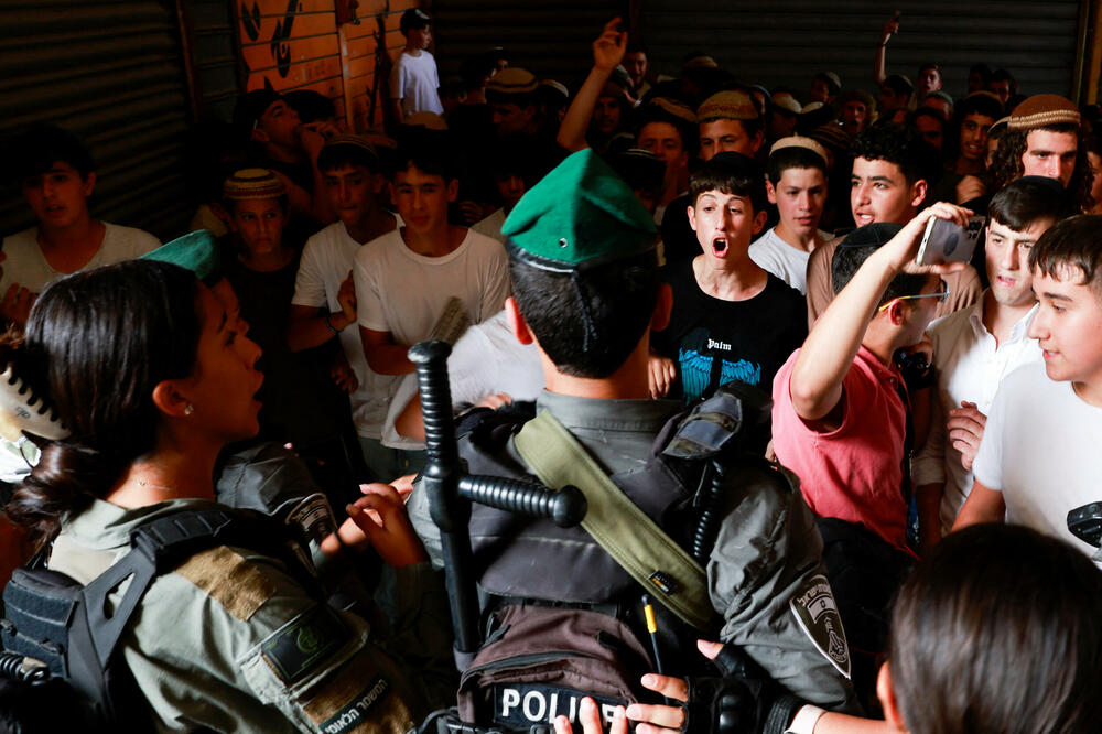 <p>Palestinski prodavci zatvorili su radnje ranije i policija je postavljena duž uskih sokaka uoči marša koji se često pretvara u glasnu i ponekad nasilnu povorku ultranacionalističkih Jevreja</p>