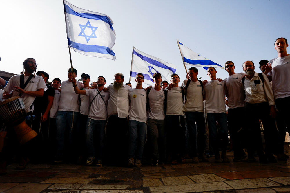 <p>Palestinski prodavci zatvorili su radnje ranije i policija je postavljena duž uskih sokaka uoči marša koji se često pretvara u glasnu i ponekad nasilnu povorku ultranacionalističkih Jevreja</p>