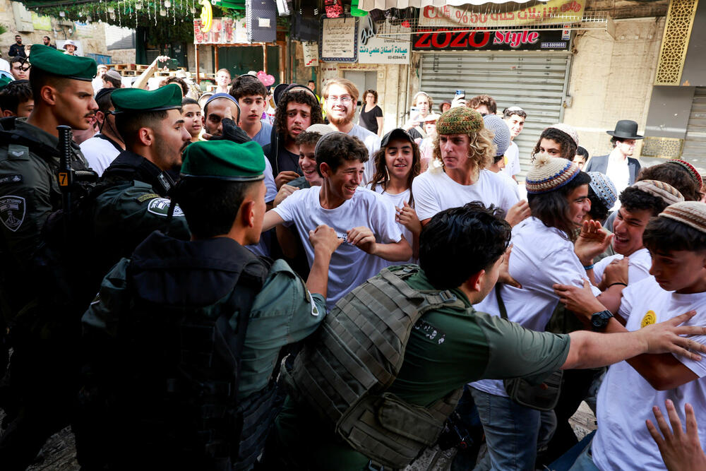 <p>Palestinski prodavci zatvorili su radnje ranije i policija je postavljena duž uskih sokaka uoči marša koji se često pretvara u glasnu i ponekad nasilnu povorku ultranacionalističkih Jevreja</p>