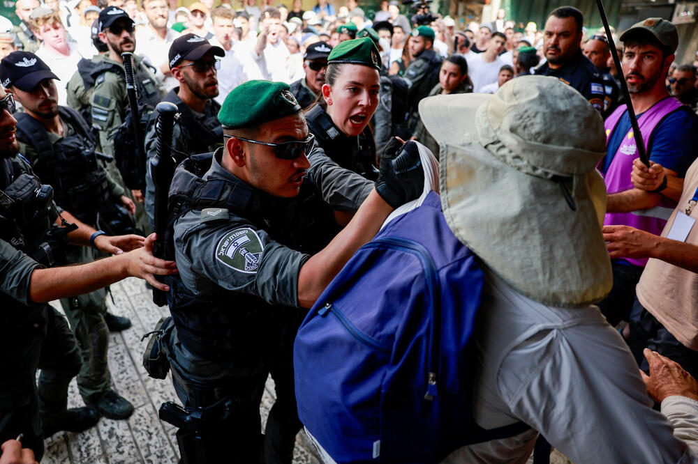 <p>Palestinski prodavci zatvorili su radnje ranije i policija je postavljena duž uskih sokaka uoči marša koji se često pretvara u glasnu i ponekad nasilnu povorku ultranacionalističkih Jevreja</p>