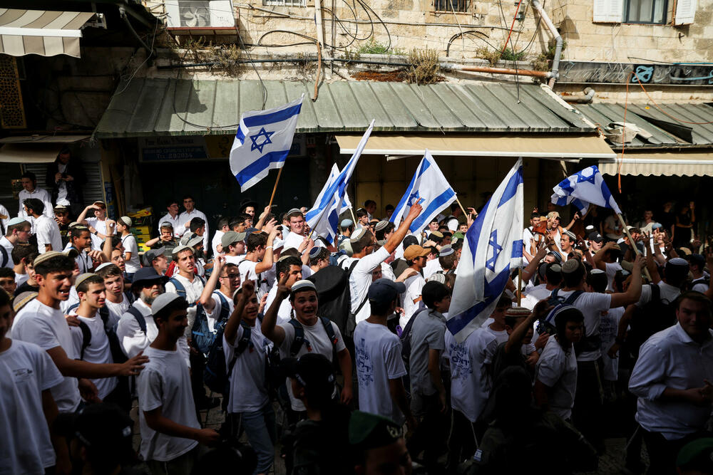 <p>Palestinski prodavci zatvorili su radnje ranije i policija je postavljena duž uskih sokaka uoči marša koji se često pretvara u glasnu i ponekad nasilnu povorku ultranacionalističkih Jevreja</p>