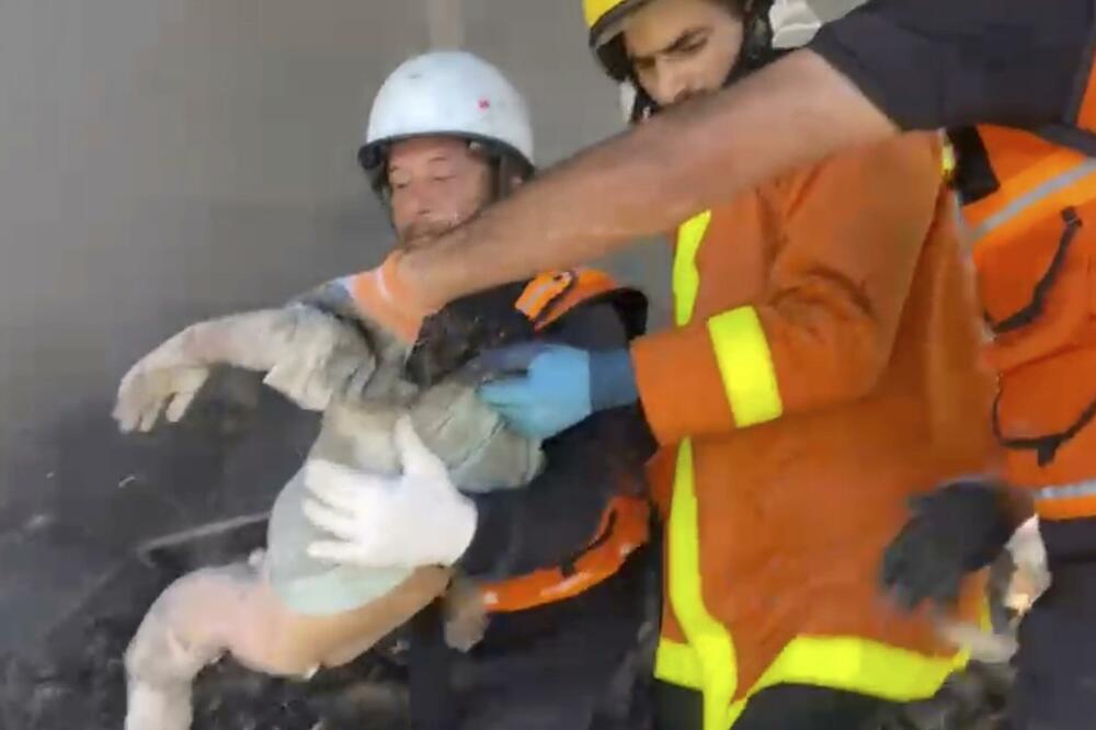 Spasioci izvlače tijelo djeteta Ale al Nadžar, Foto: Beta/AP