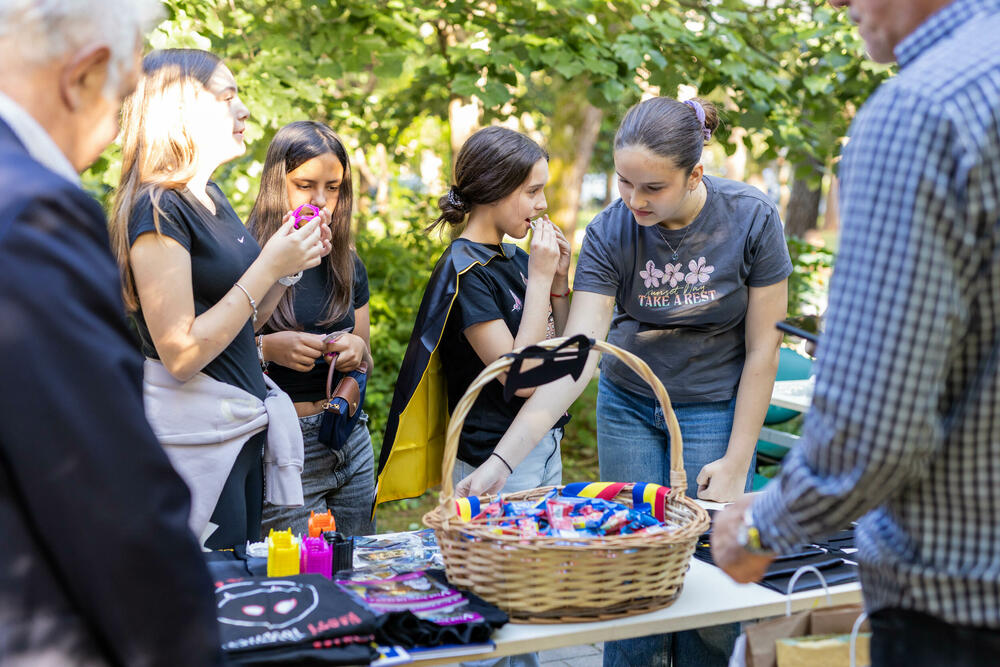 <p>"U čarobnoj atmosferi inspirisanoj legendom o Drakuli, djeca su se zabavljala maskirana u tematske kostime ili odjevena u crno, dok su im dodatni rekviziti poput Drakulinih zuba, plašteva, stikera i bedževa dodatno upotpunili doživljaj", piše u saopštenju Sekretarijata za kulturu Glavnog grada</p>