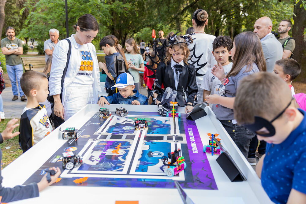 <p>"U čarobnoj atmosferi inspirisanoj legendom o Drakuli, djeca su se zabavljala maskirana u tematske kostime ili odjevena u crno, dok su im dodatni rekviziti poput Drakulinih zuba, plašteva, stikera i bedževa dodatno upotpunili doživljaj", piše u saopštenju Sekretarijata za kulturu Glavnog grada</p>