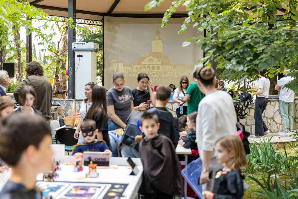 <p>"U čarobnoj atmosferi inspirisanoj legendom o Drakuli, djeca su se zabavljala maskirana u tematske kostime ili odjevena u crno, dok su im dodatni rekviziti poput Drakulinih zuba, plašteva, stikera i bedževa dodatno upotpunili doživljaj", piše u saopštenju Sekretarijata za kulturu Glavnog grada</p>