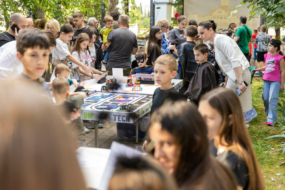 <p>"U čarobnoj atmosferi inspirisanoj legendom o Drakuli, djeca su se zabavljala maskirana u tematske kostime ili odjevena u crno, dok su im dodatni rekviziti poput Drakulinih zuba, plašteva, stikera i bedževa dodatno upotpunili doživljaj", piše u saopštenju Sekretarijata za kulturu Glavnog grada</p>