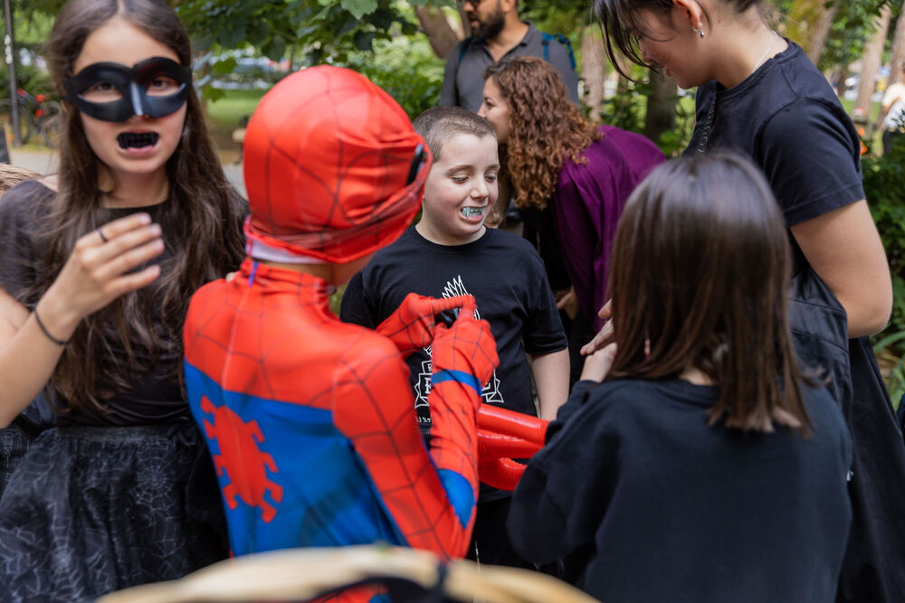 <p>"U čarobnoj atmosferi inspirisanoj legendom o Drakuli, djeca su se zabavljala maskirana u tematske kostime ili odjevena u crno, dok su im dodatni rekviziti poput Drakulinih zuba, plašteva, stikera i bedževa dodatno upotpunili doživljaj", piše u saopštenju Sekretarijata za kulturu Glavnog grada</p>