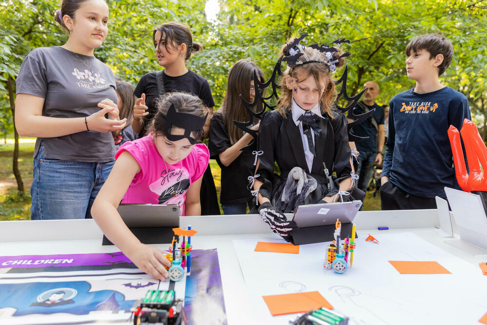 <p>"U čarobnoj atmosferi inspirisanoj legendom o Drakuli, djeca su se zabavljala maskirana u tematske kostime ili odjevena u crno, dok su im dodatni rekviziti poput Drakulinih zuba, plašteva, stikera i bedževa dodatno upotpunili doživljaj", piše u saopštenju Sekretarijata za kulturu Glavnog grada</p>