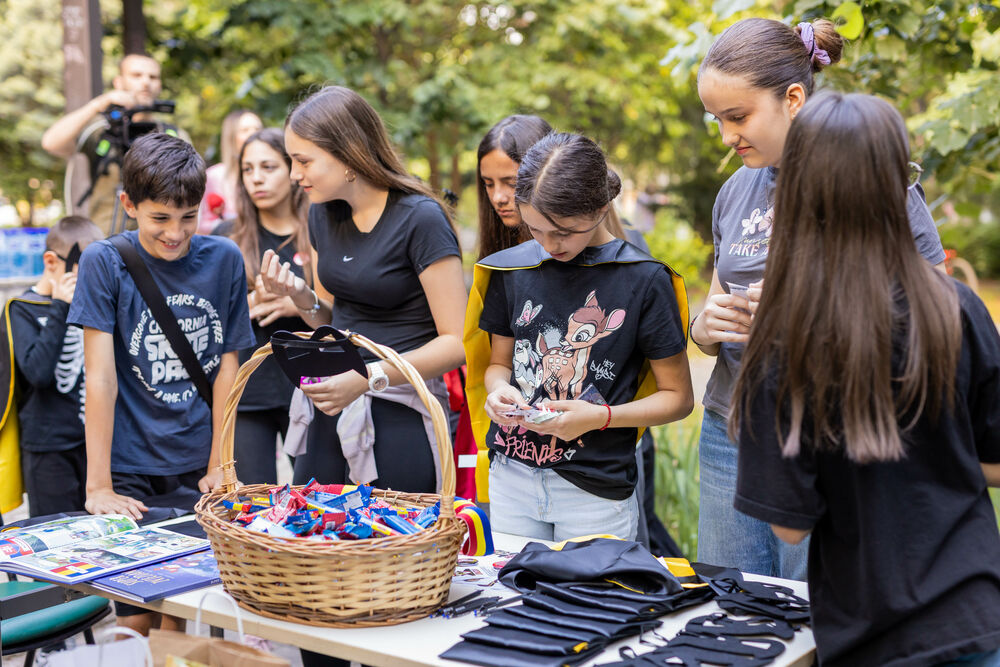 <p>"U čarobnoj atmosferi inspirisanoj legendom o Drakuli, djeca su se zabavljala maskirana u tematske kostime ili odjevena u crno, dok su im dodatni rekviziti poput Drakulinih zuba, plašteva, stikera i bedževa dodatno upotpunili doživljaj", piše u saopštenju Sekretarijata za kulturu Glavnog grada</p>