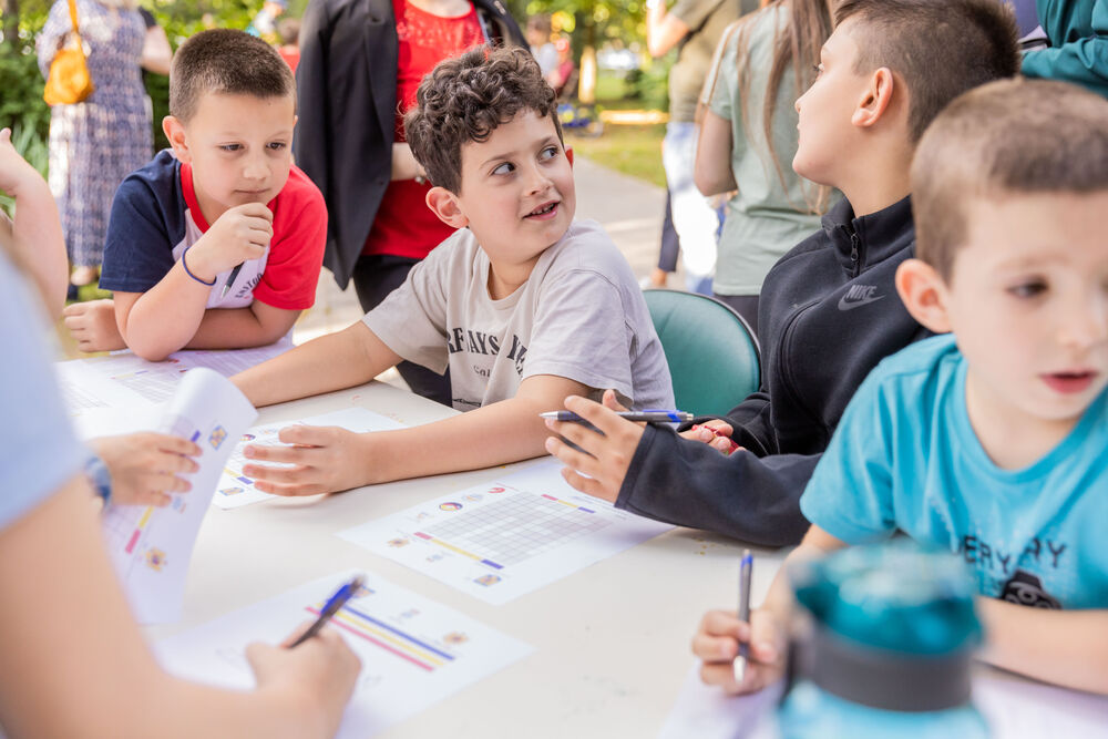 <p>"U čarobnoj atmosferi inspirisanoj legendom o Drakuli, djeca su se zabavljala maskirana u tematske kostime ili odjevena u crno, dok su im dodatni rekviziti poput Drakulinih zuba, plašteva, stikera i bedževa dodatno upotpunili doživljaj", piše u saopštenju Sekretarijata za kulturu Glavnog grada</p>