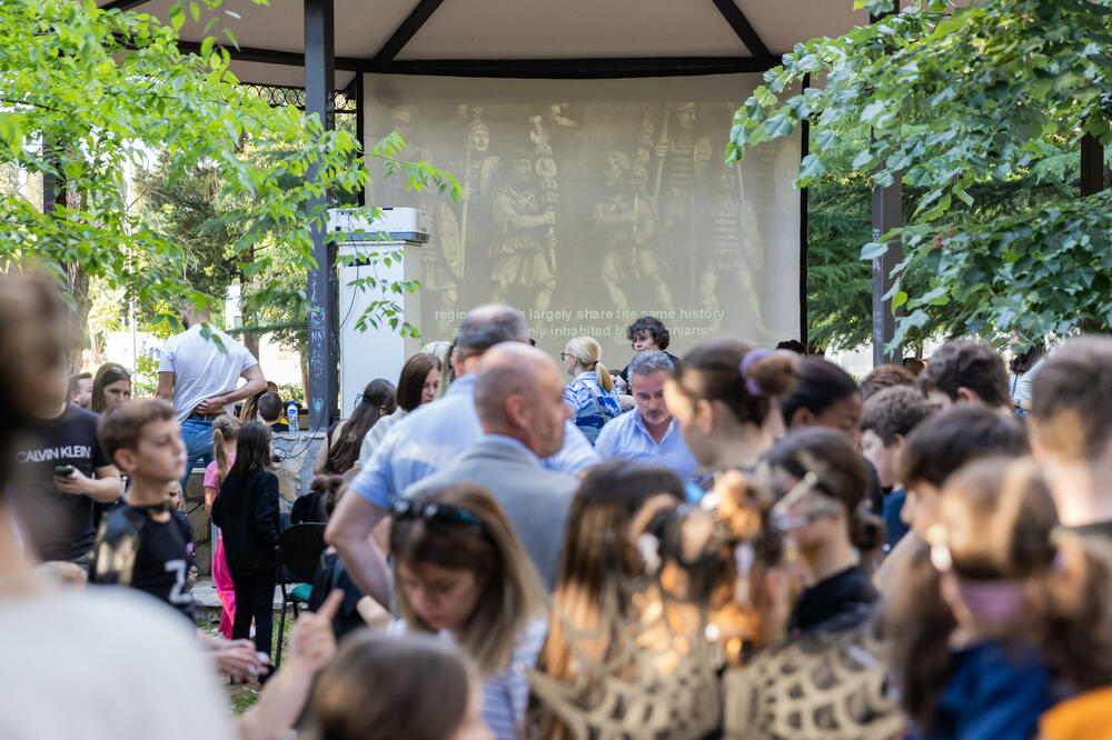 <p>"U čarobnoj atmosferi inspirisanoj legendom o Drakuli, djeca su se zabavljala maskirana u tematske kostime ili odjevena u crno, dok su im dodatni rekviziti poput Drakulinih zuba, plašteva, stikera i bedževa dodatno upotpunili doživljaj", piše u saopštenju Sekretarijata za kulturu Glavnog grada</p>