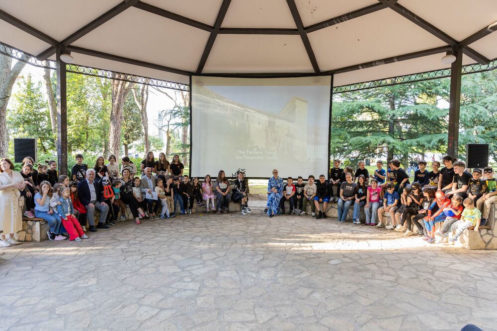 <p>"U čarobnoj atmosferi inspirisanoj legendom o Drakuli, djeca su se zabavljala maskirana u tematske kostime ili odjevena u crno, dok su im dodatni rekviziti poput Drakulinih zuba, plašteva, stikera i bedževa dodatno upotpunili doživljaj", piše u saopštenju Sekretarijata za kulturu Glavnog grada</p>