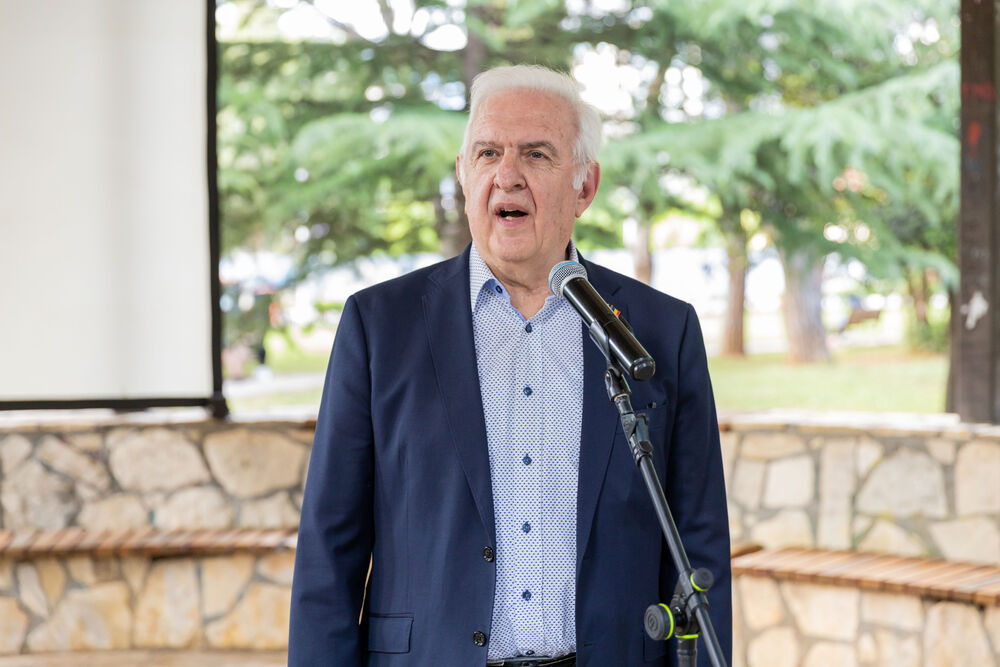 <p>"U čarobnoj atmosferi inspirisanoj legendom o Drakuli, djeca su se zabavljala maskirana u tematske kostime ili odjevena u crno, dok su im dodatni rekviziti poput Drakulinih zuba, plašteva, stikera i bedževa dodatno upotpunili doživljaj", piše u saopštenju Sekretarijata za kulturu Glavnog grada</p>