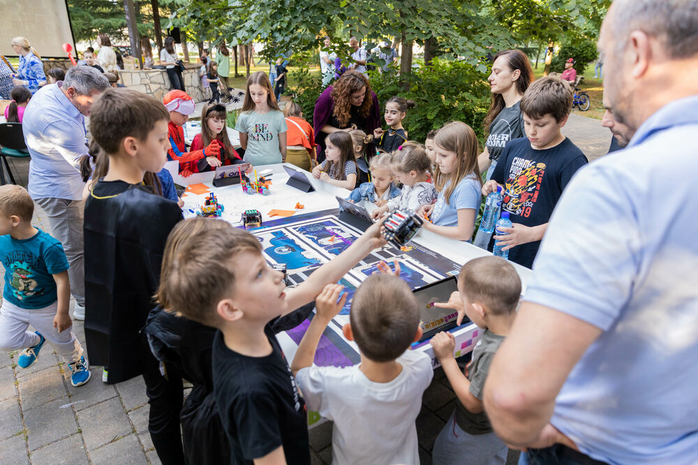 <p>"U čarobnoj atmosferi inspirisanoj legendom o Drakuli, djeca su se zabavljala maskirana u tematske kostime ili odjevena u crno, dok su im dodatni rekviziti poput Drakulinih zuba, plašteva, stikera i bedževa dodatno upotpunili doživljaj", piše u saopštenju Sekretarijata za kulturu Glavnog grada</p>
