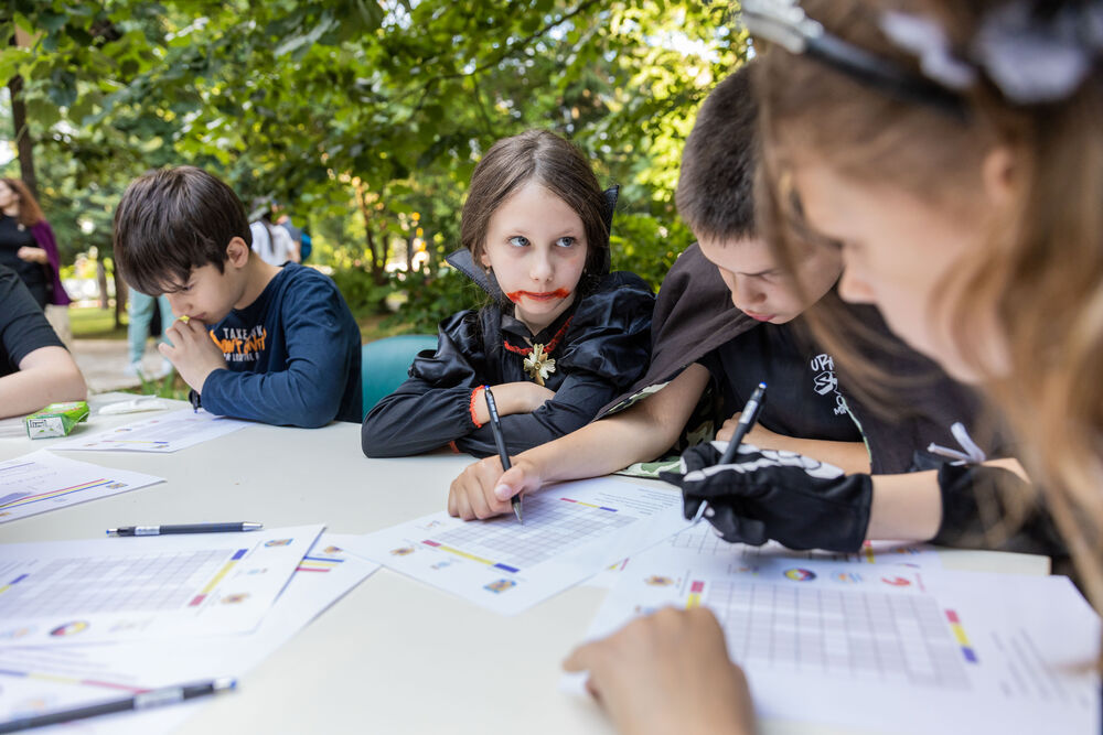 <p>"U čarobnoj atmosferi inspirisanoj legendom o Drakuli, djeca su se zabavljala maskirana u tematske kostime ili odjevena u crno, dok su im dodatni rekviziti poput Drakulinih zuba, plašteva, stikera i bedževa dodatno upotpunili doživljaj", piše u saopštenju Sekretarijata za kulturu Glavnog grada</p>