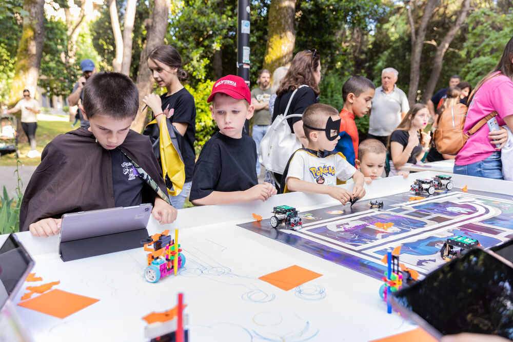 <p>"U čarobnoj atmosferi inspirisanoj legendom o Drakuli, djeca su se zabavljala maskirana u tematske kostime ili odjevena u crno, dok su im dodatni rekviziti poput Drakulinih zuba, plašteva, stikera i bedževa dodatno upotpunili doživljaj", piše u saopštenju Sekretarijata za kulturu Glavnog grada</p>