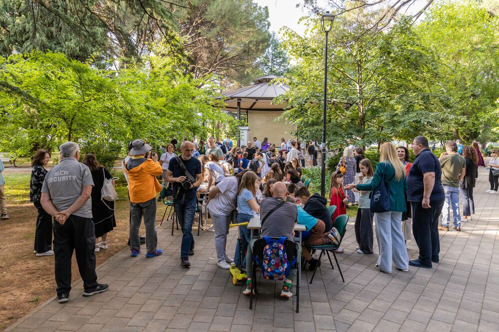 <p>"U čarobnoj atmosferi inspirisanoj legendom o Drakuli, djeca su se zabavljala maskirana u tematske kostime ili odjevena u crno, dok su im dodatni rekviziti poput Drakulinih zuba, plašteva, stikera i bedževa dodatno upotpunili doživljaj", piše u saopštenju Sekretarijata za kulturu Glavnog grada</p>