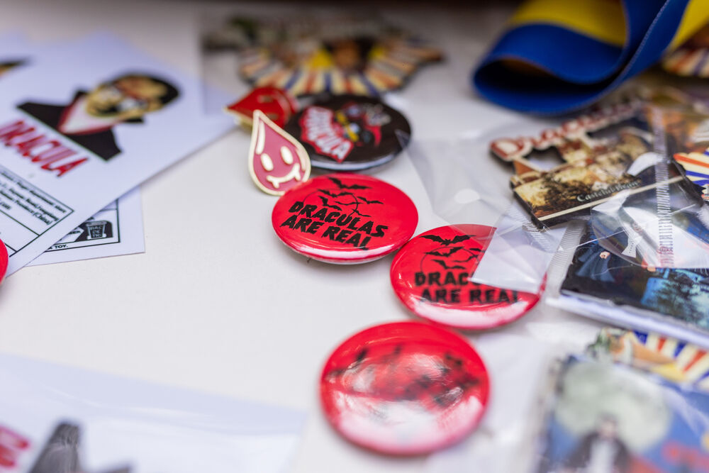 <p>"U čarobnoj atmosferi inspirisanoj legendom o Drakuli, djeca su se zabavljala maskirana u tematske kostime ili odjevena u crno, dok su im dodatni rekviziti poput Drakulinih zuba, plašteva, stikera i bedževa dodatno upotpunili doživljaj", piše u saopštenju Sekretarijata za kulturu Glavnog grada</p>