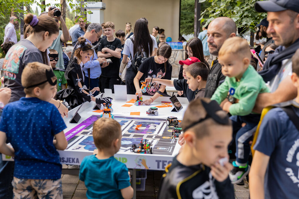 <p>"U čarobnoj atmosferi inspirisanoj legendom o Drakuli, djeca su se zabavljala maskirana u tematske kostime ili odjevena u crno, dok su im dodatni rekviziti poput Drakulinih zuba, plašteva, stikera i bedževa dodatno upotpunili doživljaj", piše u saopštenju Sekretarijata za kulturu Glavnog grada</p>