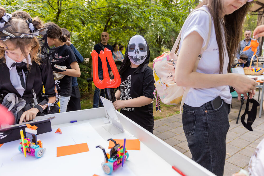 <p>"U čarobnoj atmosferi inspirisanoj legendom o Drakuli, djeca su se zabavljala maskirana u tematske kostime ili odjevena u crno, dok su im dodatni rekviziti poput Drakulinih zuba, plašteva, stikera i bedževa dodatno upotpunili doživljaj", piše u saopštenju Sekretarijata za kulturu Glavnog grada</p>