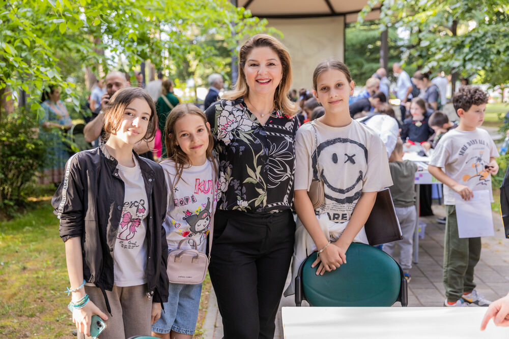 <p>"U čarobnoj atmosferi inspirisanoj legendom o Drakuli, djeca su se zabavljala maskirana u tematske kostime ili odjevena u crno, dok su im dodatni rekviziti poput Drakulinih zuba, plašteva, stikera i bedževa dodatno upotpunili doživljaj", piše u saopštenju Sekretarijata za kulturu Glavnog grada</p>