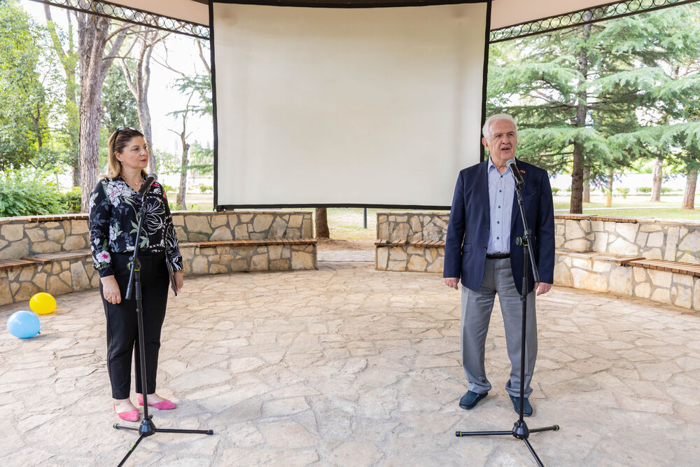 <p>"U čarobnoj atmosferi inspirisanoj legendom o Drakuli, djeca su se zabavljala maskirana u tematske kostime ili odjevena u crno, dok su im dodatni rekviziti poput Drakulinih zuba, plašteva, stikera i bedževa dodatno upotpunili doživljaj", piše u saopštenju Sekretarijata za kulturu Glavnog grada</p>