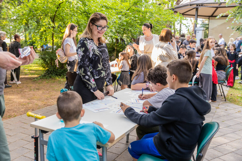 <p>"U čarobnoj atmosferi inspirisanoj legendom o Drakuli, djeca su se zabavljala maskirana u tematske kostime ili odjevena u crno, dok su im dodatni rekviziti poput Drakulinih zuba, plašteva, stikera i bedževa dodatno upotpunili doživljaj", piše u saopštenju Sekretarijata za kulturu Glavnog grada</p>