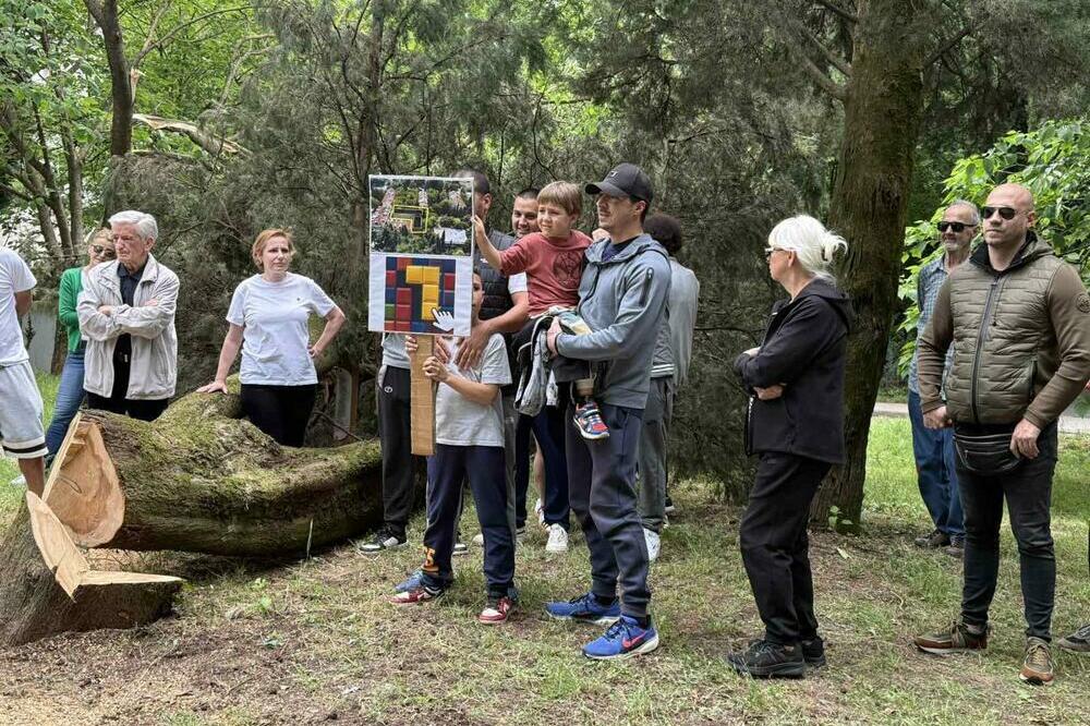 Sa okupljanja stanara obližnjih zgrada u Beogradskoj ulici, Foto: Nikola Saveljić