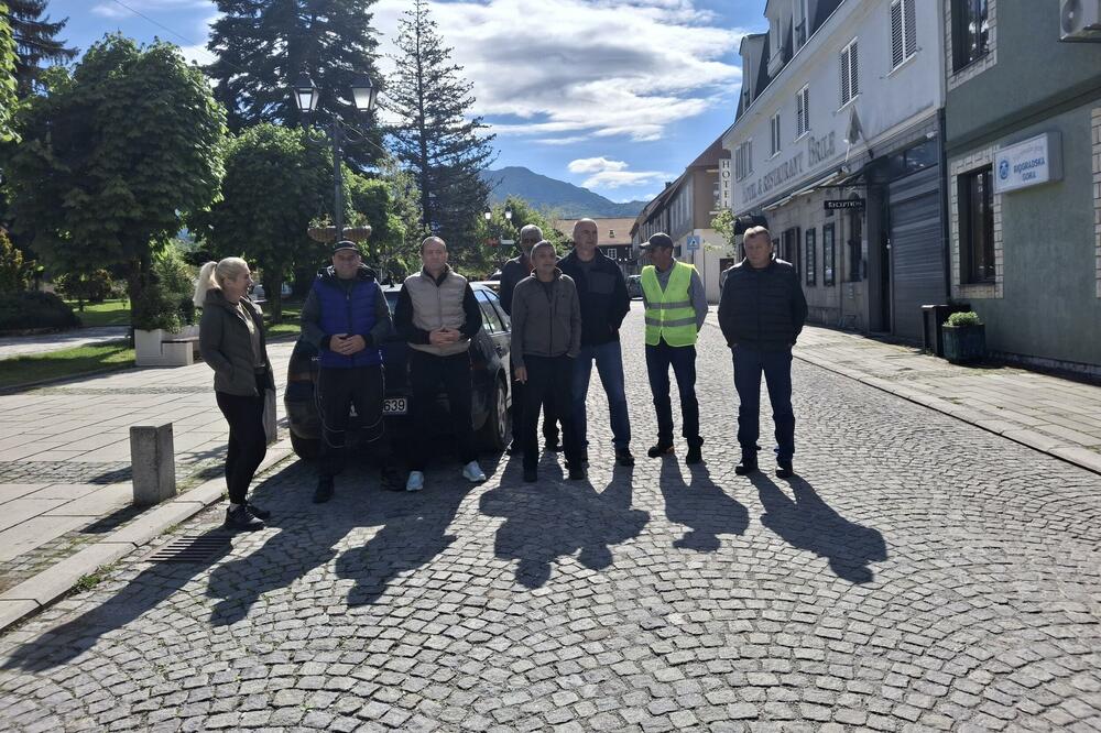 Rajković sa zaposlenima iz svoje firme ispred Opštine Kolašin, Foto: Dragana Šćepanović