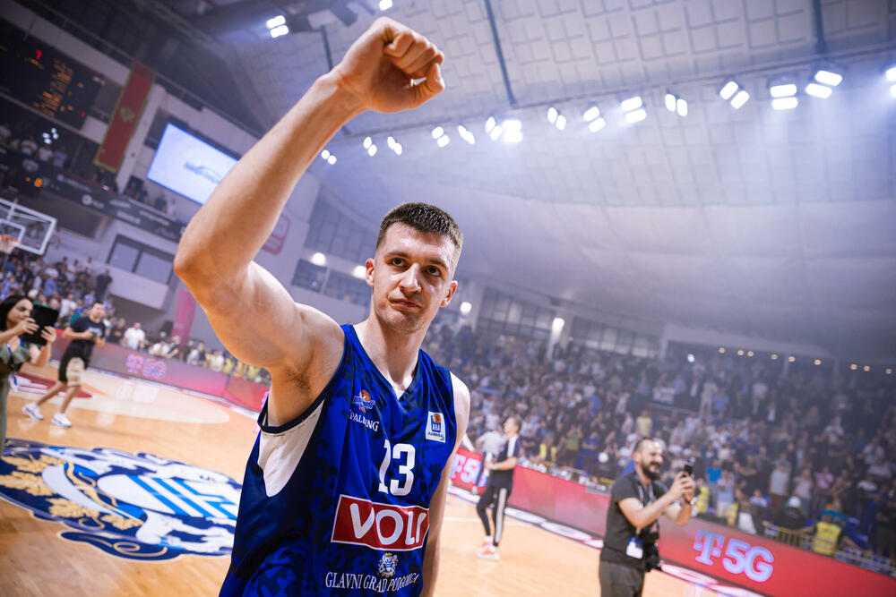 <p>"Plavi" u prvom meču polufinalne serije AdmiralBet ABA lige razbili Crvenu zvezdu 104:70</p>