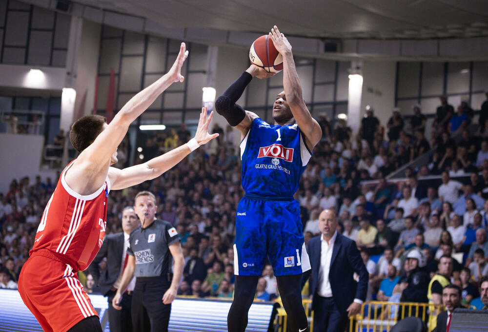 <p>"Plavi" u prvom meču polufinalne serije AdmiralBet ABA lige razbili Crvenu zvezdu 104:70</p>