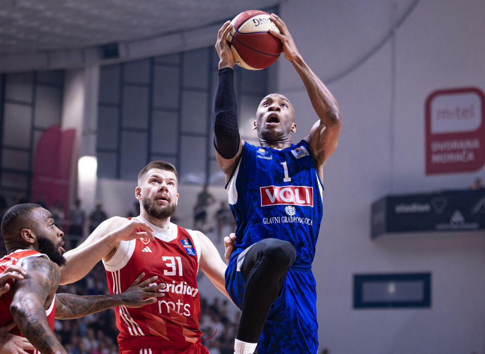 <p>"Plavi" u prvom meču polufinalne serije AdmiralBet ABA lige razbili Crvenu zvezdu 104:70</p>