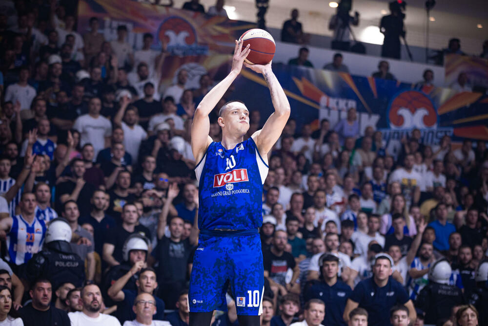 <p>"Plavi" u prvom meču polufinalne serije AdmiralBet ABA lige razbili Crvenu zvezdu 104:70</p>