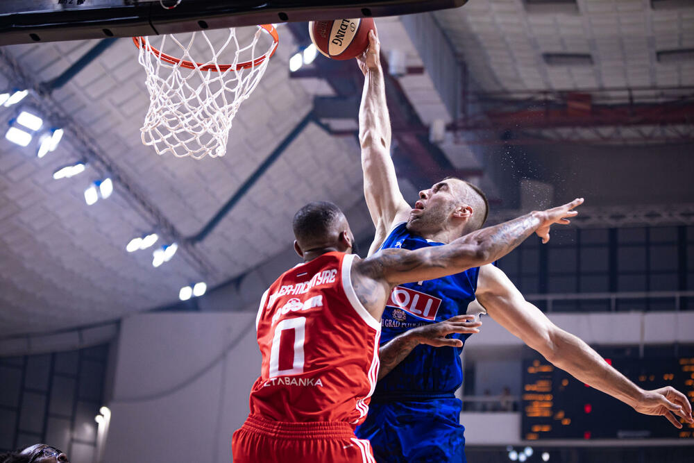 <p>"Plavi" u prvom meču polufinalne serije AdmiralBet ABA lige razbili Crvenu zvezdu 104:70</p>