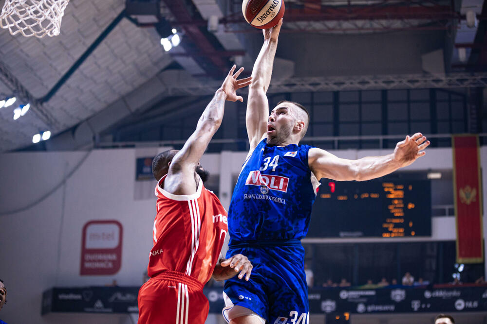 <p>"Plavi" u prvom meču polufinalne serije AdmiralBet ABA lige razbili Crvenu zvezdu 104:70</p>