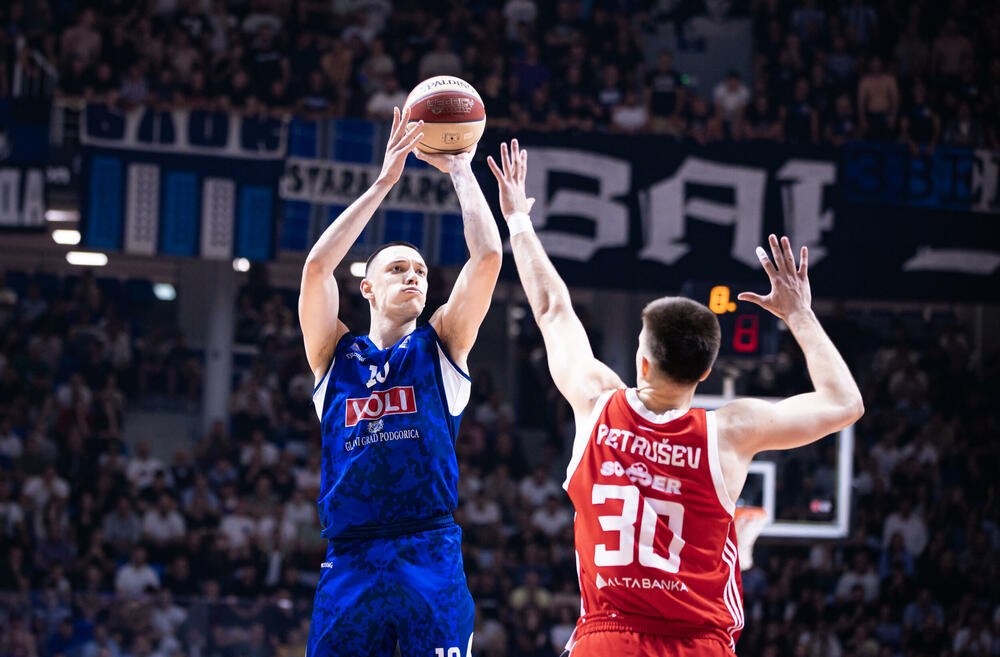 <p>"Plavi" u prvom meču polufinalne serije AdmiralBet ABA lige razbili Crvenu zvezdu 104:70</p>