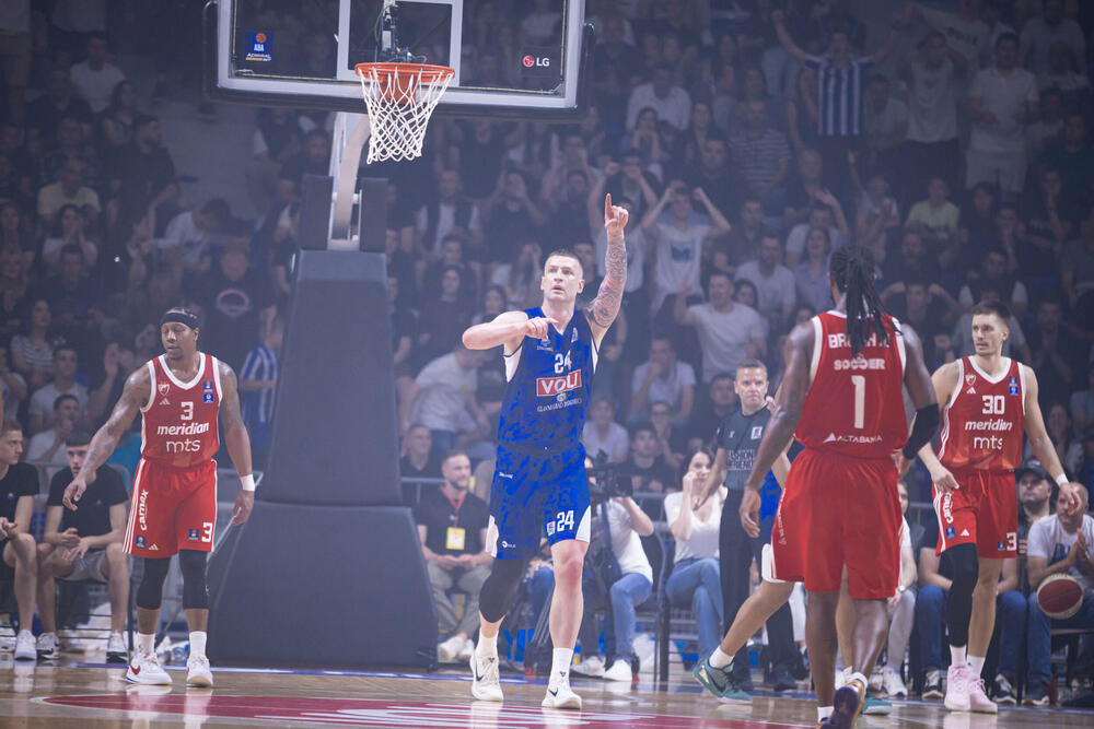 <p>"Plavi" u prvom meču polufinalne serije AdmiralBet ABA lige razbili Crvenu zvezdu 104:70</p>