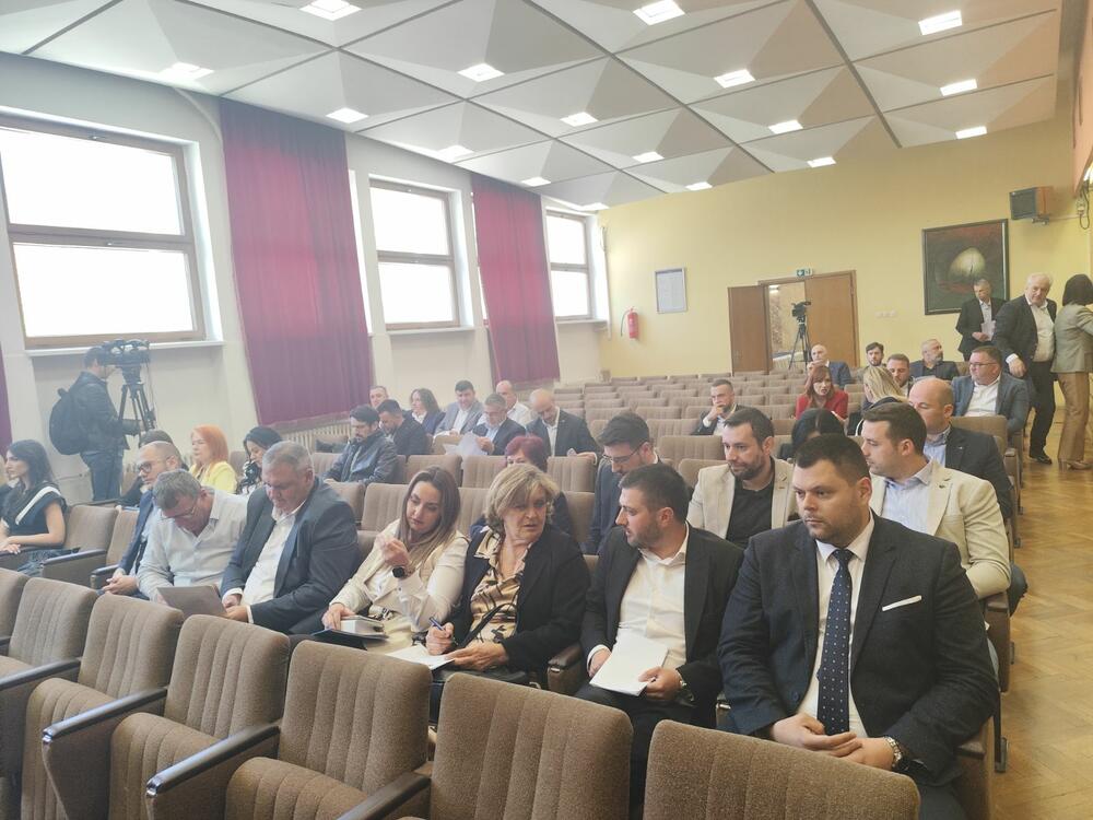 <p>Dosadašnji predsjednik Opštine, Marko Kovačević, tražio je pauzu, a zatim i prekid sjednice, kako bi sa novim konstituentima vlasti potpisao koalicioni sporazum</p>  <p>Odbornik Demokratske partije socijalista (DPS) Rajko Perović tražio je da prekid ne traje duže od 24 sata</p>