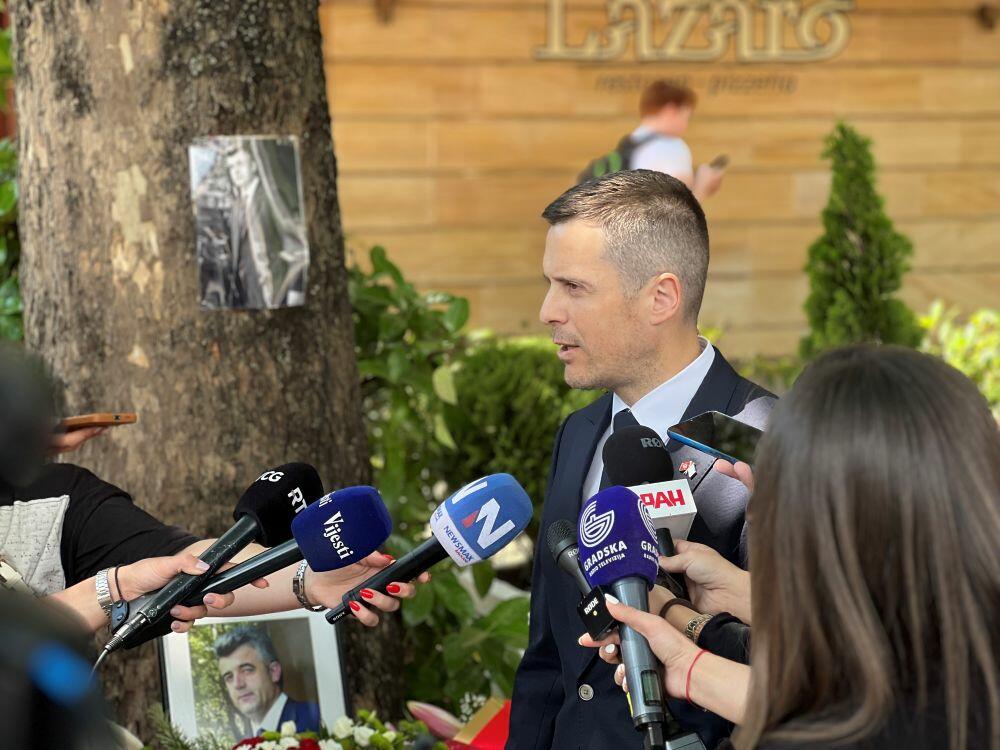 <p>Jovanović je ubijen oko ponoći 27. maja 2004. godine, kada je u njega, iz golfa 3, ispaljen rafal iz automatske puške</p>